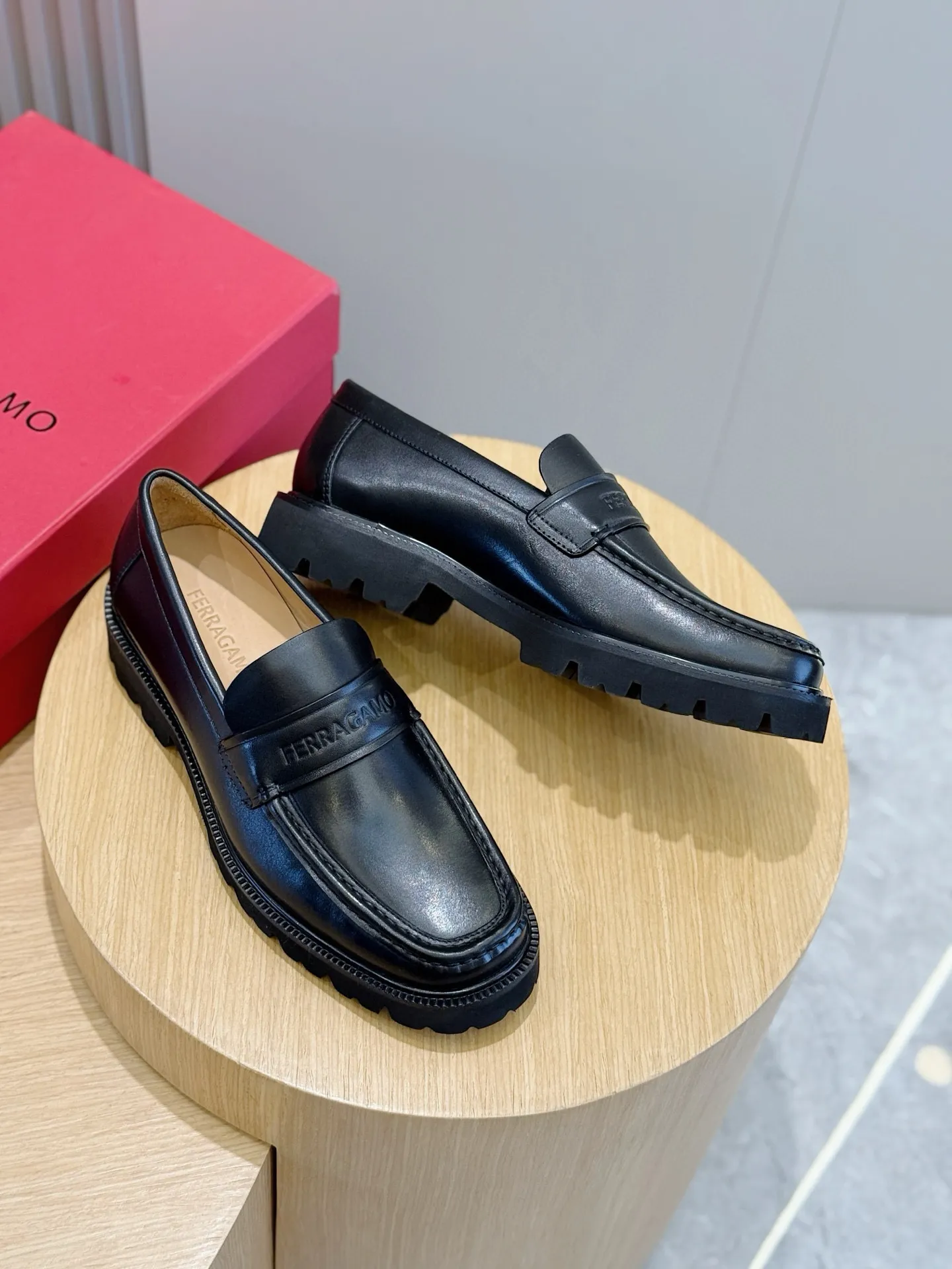 [Ferragamo] Top P: 760💰 Number of yards: 39~44 (38.45. Customized, non-returnable) Ferragamo men's leather derby shoes. The new derby shoes are light in texture and cool in style. They adopt exquisite eyelet uppers and novelly define urban trends. Made of brushed cowhide, it has a plump and rounded toe box and is decorated with delicate wingtip decorative details. Imported cowhide + cowhide lining.